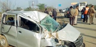 यमुना एक्सप्रेसवे पर हादसा: तेज रफ़्तार कार पलटी accident in yamuna expressway