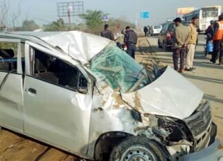 यमुना एक्सप्रेसवे पर हादसा: तेज रफ़्तार कार पलटी accident in yamuna expressway