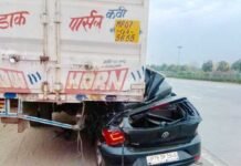 यमुना एक्सप्रेसवे पर सड़क हादसे में पत्नी की दर्दनाक मौत, पति घायल accident-near-expressway