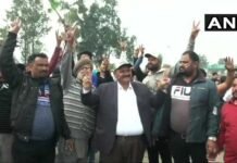 अभिनंदन के अभिनंदन में अटारी बॉर्डर पर उमड़ा जन सैलाब, कुछ ही देर में पहुंचेगा अपना फाइटर atari-bagha-border-abhinandan