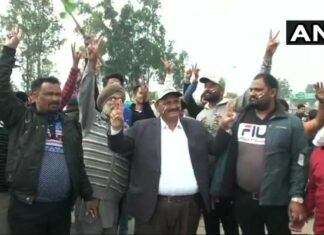 अभिनंदन के अभिनंदन में अटारी बॉर्डर पर उमड़ा जन सैलाब, कुछ ही देर में पहुंचेगा अपना फाइटर atari-bagha-border-abhinandan