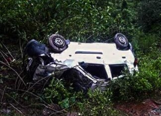 पौड़ी गढ़वाल : खाई में गिरी मैक्स, 2 लोगों की मौत 3 घायल car-accident