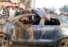 बारातियों को लेकर लौट रही कार पोखर में गिरी, दूल्हे की भाई की मौत, दो अन्य घायल कार पोखर में गिरी