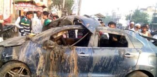 बारातियों को लेकर लौट रही कार पोखर में गिरी, दूल्हे की भाई की मौत, दो अन्य घायल कार पोखर में गिरी