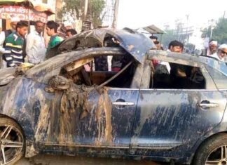 बारातियों को लेकर लौट रही कार पोखर में गिरी, दूल्हे की भाई की मौत, दो अन्य घायल कार पोखर में गिरी