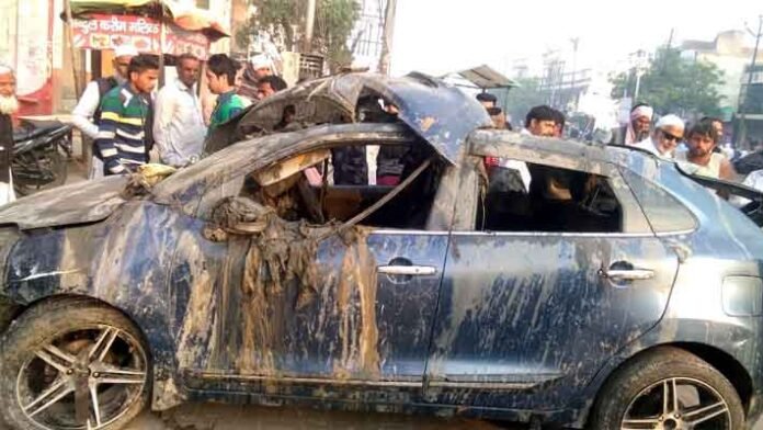 car-fell-into-puddle कार पोखर में गिरी