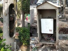 बड़े हादसे को दावत देते नोएडा सेक्टर 12 में बिजली के खुले बॉक्स तथा गले पोल electric-pole-sector-12-noida