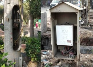 बड़े हादसे को दावत देते नोएडा सेक्टर 12 में बिजली के खुले बॉक्स तथा गले पोल electric-pole-sector-12-noida