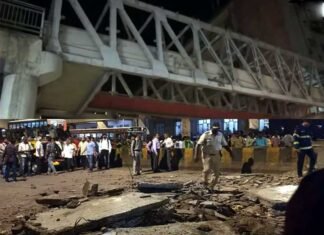 मुंबई में CST स्टेशन के पास फुट ओवर ब्रिज गिरने से बड़ा हादसा: 5 की मौत, 36 से ज्यादा लोग घायल foot-over-bridge-falling-near cst station
