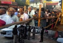 दर्शन करने आये श्रद्धालुओं पर बदमाशों ने की फायरिंग, हिंदू युवा वाहिनी के नेता की मौत hindu-yuva-vahini-leader-dead