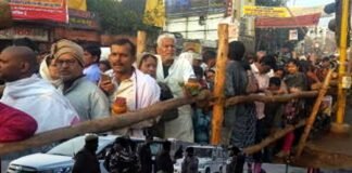 दर्शन करने आये श्रद्धालुओं पर बदमाशों ने की फायरिंग, हिंदू युवा वाहिनी के नेता की मौत hindu-yuva-vahini-leader-dead