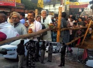 दर्शन करने आये श्रद्धालुओं पर बदमाशों ने की फायरिंग, हिंदू युवा वाहिनी के नेता की मौत hindu-yuva-vahini-leader-dead