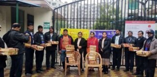 इनर व्हील क्लब नवीन ग्रेटर नोएडा द्वारा सिक्यूरिटी गार्ड्स को जूते बांटे गए inner-wheel-club
