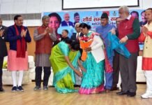 रक्षा मंत्री ने शौर्य सम्मान समारोह में उत्तराखंड की वीर नारियों के पैर छूकर किया सम्मान saurya-samman-samaroh