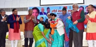 रक्षा मंत्री ने शौर्य सम्मान समारोह में उत्तराखंड की वीर नारियों के पैर छूकर किया सम्मान saurya-samman-samaroh