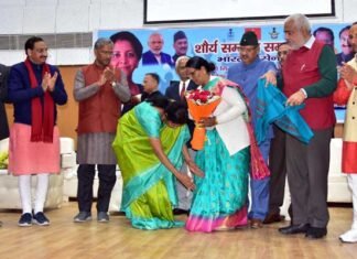 रक्षा मंत्री ने शौर्य सम्मान समारोह में उत्तराखंड की वीर नारियों के पैर छूकर किया सम्मान saurya-samman-samaroh