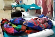 सरकारी अस्पताल में नहीं मिली डॉक्टर, गर्भवती महिला ने पर्ची काउंटर पर ही दिया बच्चे को जन्म beby-birth