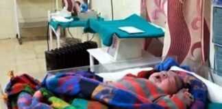 सरकारी अस्पताल में नहीं मिली डॉक्टर, गर्भवती महिला ने पर्ची काउंटर पर ही दिया बच्चे को जन्म beby-birth