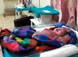 सरकारी अस्पताल में नहीं मिली डॉक्टर, गर्भवती महिला ने पर्ची काउंटर पर ही दिया बच्चे को जन्म beby-birth