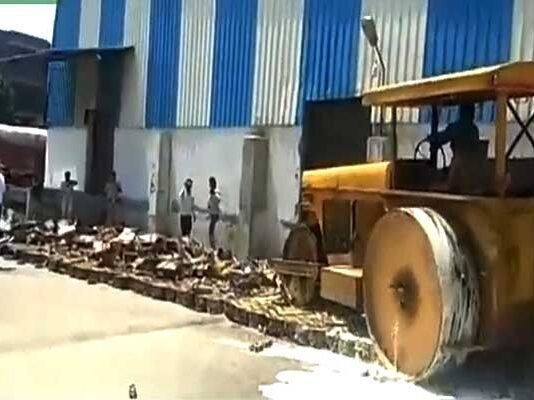 3 करोड़ रुपये की बीयर पर बुलडोजर चलाकर किया नष्ट 3 करोड़ रुपये की बीयर पर बुलडोजर चलाकर किया नष्ट