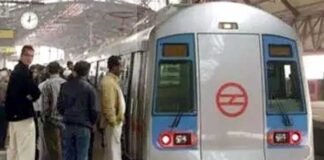ब्लूलाइन मेट्रो के गेट में फंसी महिला की साड़ी, घिसटते हुए ट्रैक पर जा गिरी फंसी महिला की साड़ी