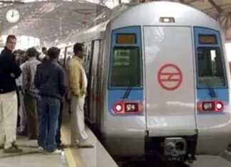 ब्लूलाइन मेट्रो के गेट में फंसी महिला की साड़ी, घिसटते हुए ट्रैक पर जा गिरी फंसी महिला की साड़ी