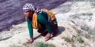 जज्बे को सलाम : पैरो से दिव्यांग बुजुर्ग महिला घुटनों के बल चलते हुए पहुंची पोलिंग बूथ divyang-voter