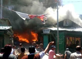 उत्तराखंड: बाजार में लगी भीषण आग, आधा दर्जन से ज्यादा दुकानें जलकर खाक fire-in-uttarkashi