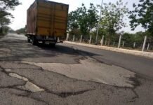 तीन माह पूर्व बनी सड़क पर जगह-जगह हो गए गड्ढे, सड़क के निर्माण में भ्रष्टाचार का आरोप kharab-sadak