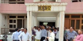 सोसायटी के निर्माण में भ्रष्टाचार की शिकायत पर पहुंचे सीईओ ने अधिकारियों को लगाई फटकार lotus-wellfare-society