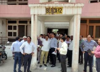 सोसायटी के निर्माण में भ्रष्टाचार की शिकायत पर पहुंचे सीईओ ने अधिकारियों को लगाई फटकार lotus-wellfare-society