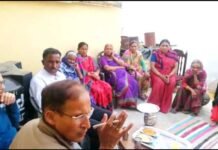 मतदान बहिष्कार का मन बना चुके कल्जीखाल ब्लॉक के मतदाताओं को मनाने गाँव पहुंचा प्रशासन matdan-ka-bahishkar