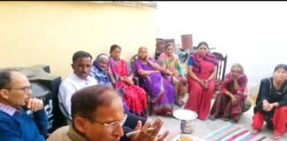 मतदान बहिष्कार का मन बना चुके कल्जीखाल ब्लॉक के मतदाताओं को मनाने गाँव पहुंचा प्रशासन matdan-ka-bahishkar