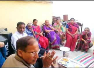 मतदान बहिष्कार का मन बना चुके कल्जीखाल ब्लॉक के मतदाताओं को मनाने गाँव पहुंचा प्रशासन matdan-ka-bahishkar