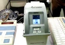 वोटिंग के दौरान VVPAT मशीन में घुस गया सांप, रोकनी पड़ी वोटिंग snake-in-vvpad-machine