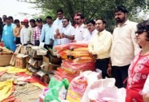 सामाजिक संगठनों द्वारा आग से बेघर हुए 54 पीड़ित परिवारों को दी गई राहत सामग्री Relief materials for victims families