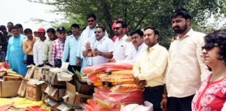 सामाजिक संगठनों द्वारा आग से बेघर हुए 54 पीड़ित परिवारों को दी गई राहत सामग्री Relief materials for victims families
