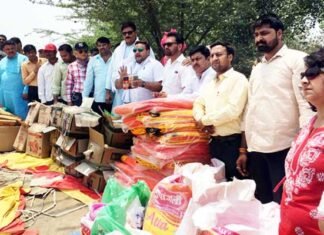 सामाजिक संगठनों द्वारा आग से बेघर हुए 54 पीड़ित परिवारों को दी गई राहत सामग्री Relief materials for victims families