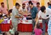उत्तराखंड सांस्कृतिक समिति ने कासना में 250 से ज्यादा पीड़ितों को कपड़े एवं खाने के पैकेट बांटे Uttarakhand-samiti-cloth-distribution