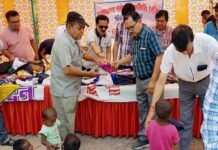 उत्तराखंड सांस्कृतिक समिति ने कासना में 250 से ज्यादा पीड़ितों को कपड़े एवं खाने के पैकेट बांटे Uttarakhand-samiti-cloth-distribution