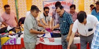 उत्तराखंड सांस्कृतिक समिति ने कासना में 250 से ज्यादा पीड़ितों को कपड़े एवं खाने के पैकेट बांटे Uttarakhand-samiti-cloth-distribution