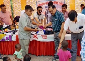 उत्तराखंड सांस्कृतिक समिति ने कासना में 250 से ज्यादा पीड़ितों को कपड़े एवं खाने के पैकेट बांटे Uttarakhand-samiti-cloth-distribution