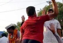 दिल्ली के सीएम अरविंद केजरीवाल को एक शख्स ने मारा थप्पड़ arvind-kejriwal-slaped