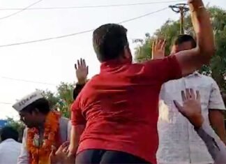 दिल्ली के सीएम अरविंद केजरीवाल को एक शख्स ने मारा थप्पड़ arvind-kejriwal-slaped