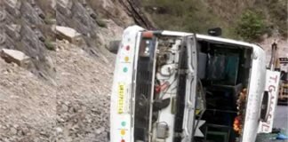 देवप्रयाग से ऋषिकेश आ रही बस कौड़ियाला के पास पलटी 3 लोग घायल bus-accident-rishikesh