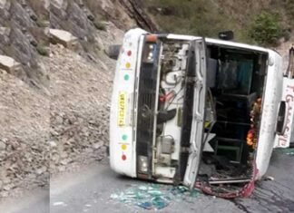 देवप्रयाग से ऋषिकेश आ रही बस कौड़ियाला के पास पलटी 3 लोग घायल bus-accident-rishikesh