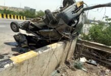 गलगोटिया यूनिवर्सिटी के छात्रों को लेकर जा रही ईको वैन पलटी, 10 छात्र घायल 2 की हालत गम्भीर eco van accident yamuna expressway