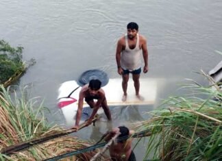 कार गंग नहर में जा गिरी: हरिद्वार जा रहे एक ही परिवार के 6 लोगों की मौत gang-nahar-caar-accident