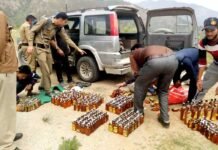 उत्तराखंड: फोर्ड एंडेवर गाड़ी से 65 हजार की अवैध शराब पकड़ी, चालक गिरफ्तार illegal-liquor