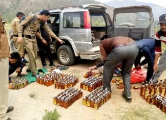 उत्तराखंड: फोर्ड एंडेवर गाड़ी से 65 हजार की अवैध शराब पकड़ी, चालक गिरफ्तार illegal-liquor